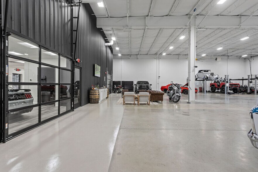 More Photos Of 3455 Centerpoint Dr, Grove City Warehouse For Lease
