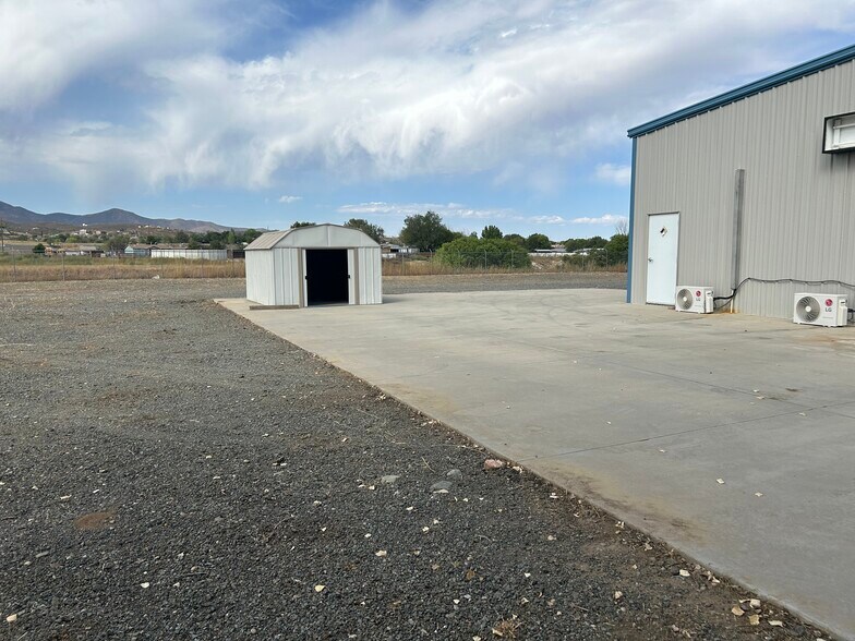 More Photos Of 700 S Bennett Dr, Dewey Warehouse For Lease