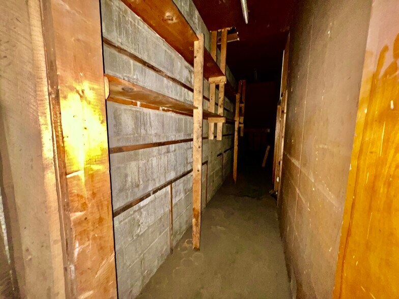 More Photos Of 824 20th St, Huntington General Retail For Sale