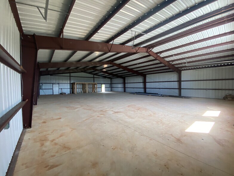 More Photos Of 8610 N Classen Blvd, Oklahoma City Warehouse For Lease