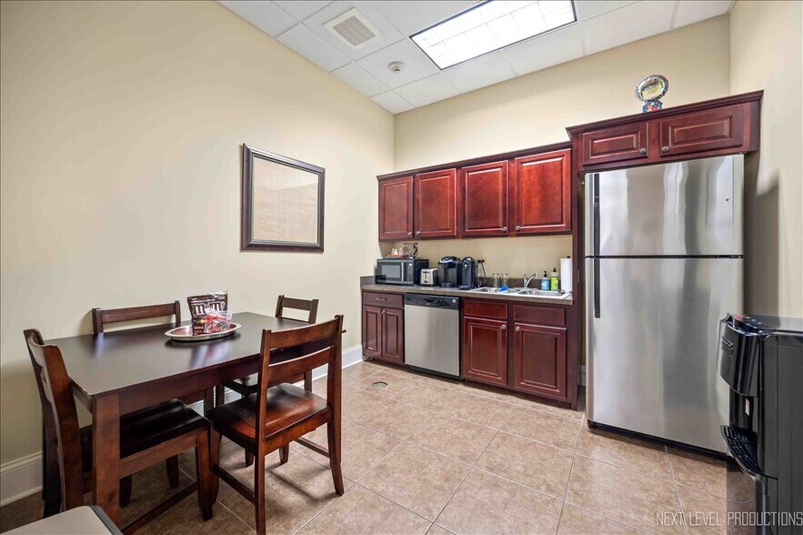 More Photos Of 400 Knoll St, Wheaton Office For Sale