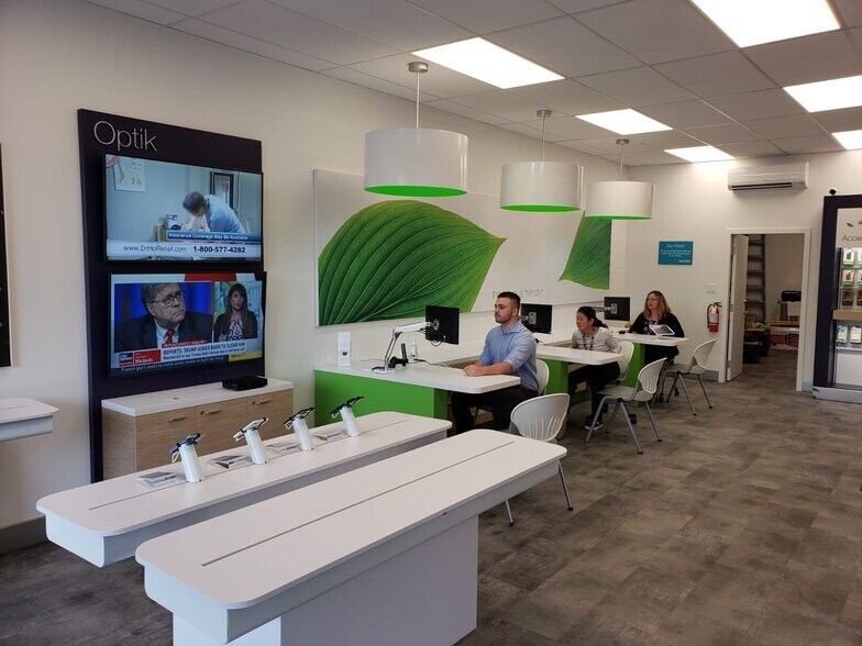 More Photos Of 5755 Cowrie St, Sechelt Storefront For Lease