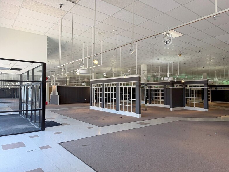 More Photos Of 4485 Monroe St, Toledo Freestanding For Lease