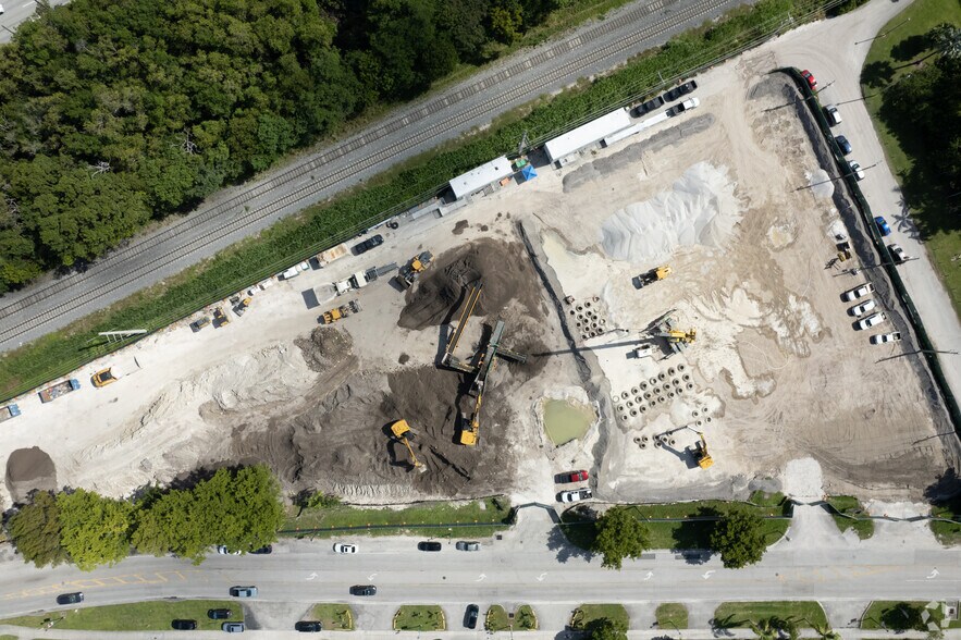 More Photos Of 17071 W Dixie Hwy, North Miami Beach Office For Lease