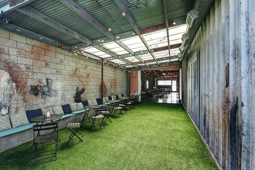 More Photos Of 3921 W Jefferson Blvd, Los Angeles Flex For Lease