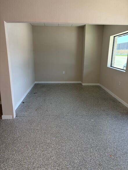 More Photos Of 720 S Bell Blvd, Cedar Park Warehouse For Lease