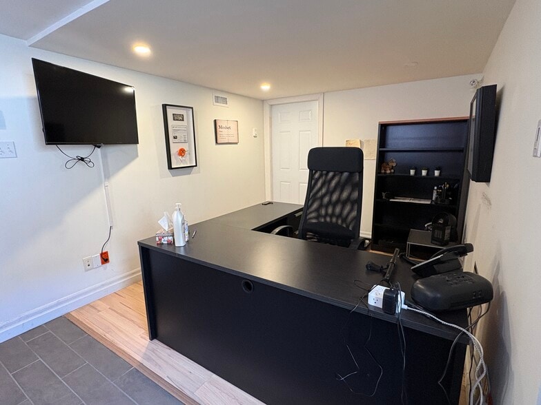 More Photos Of 510-512 Décarie Boul, Saint-Laurent Loft Creative Space For Sale