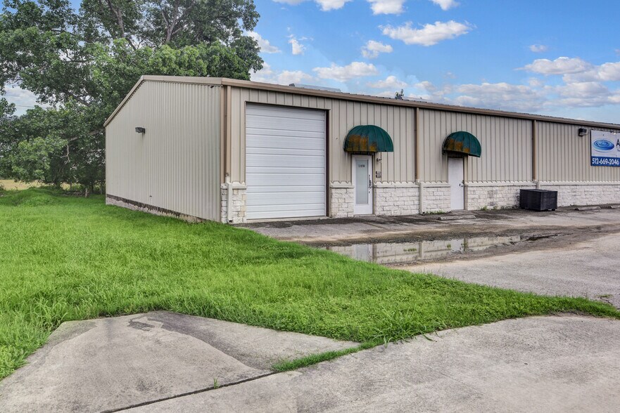 More Photos Of 103 Center Point Rd, San Marcos Flex For Lease