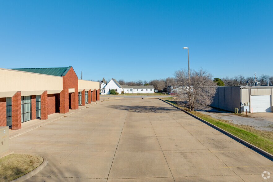 More Photos Of 1801 SW 11th St, Lawton Office For Sale