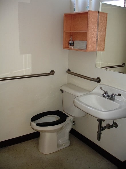 More Photos Of 1711 W Main St, Springfield General Retail For Sale