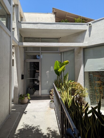 More Photos Of 638-644 N Robertson Blvd, West Hollywood Storefront For Lease