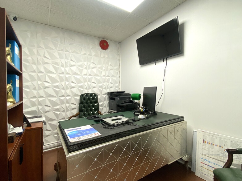 More Photos Of 1433 Lonsdale Ave, North Vancouver Storefront For Sale