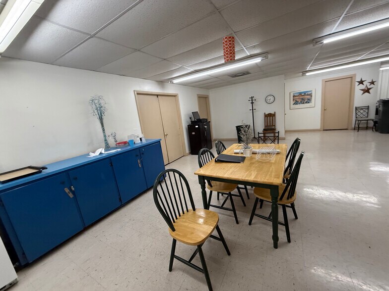 More Photos Of 306 N Wells St, Edna Office For Sale