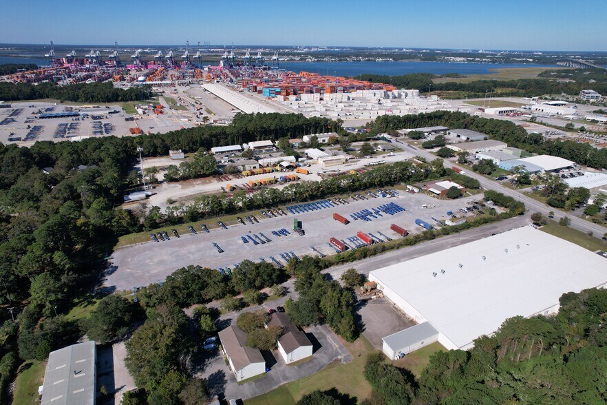 More Photos Of 472 Long Point Rd, Mount Pleasant Truck Terminal For Lease