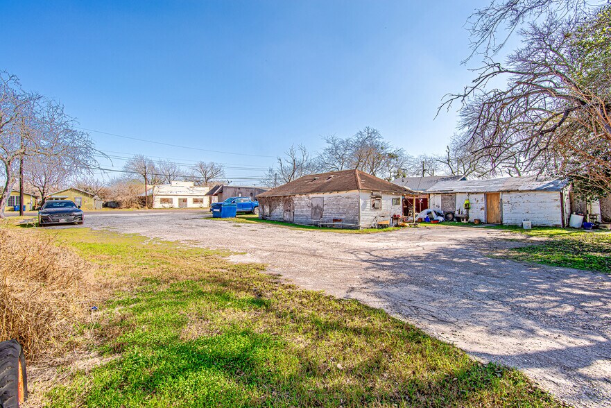 More Photos Of 512 Sodville St, Sinton Sports And Entertainment For Sale