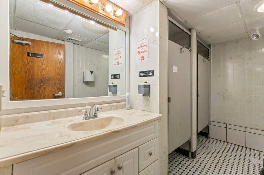 More Photos Of 376 Bullocks Point Ave, Riverside Restaurant For Sale