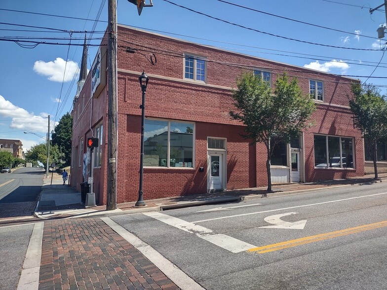 More Photos Of 400 5th St, Lynchburg Storefront For Lease
