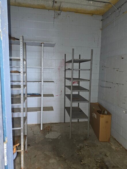 More Photos Of 907 N Pierce St, Alma Industrial For Sale