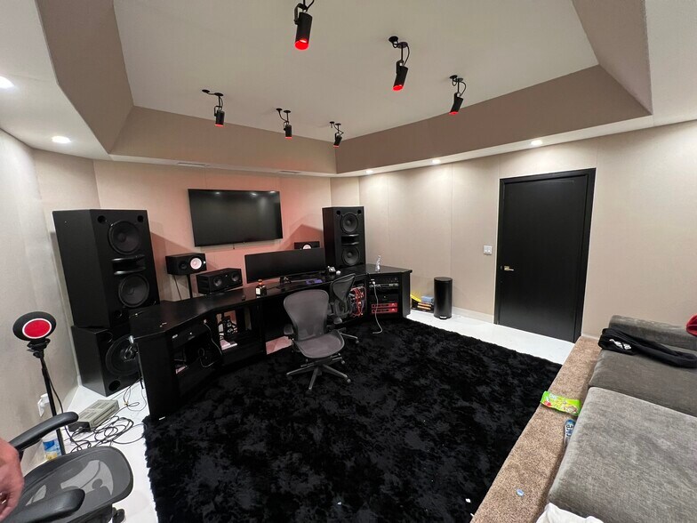 More Photos Of 413 N Moss St, Burbank Light Manufacturing For Sale