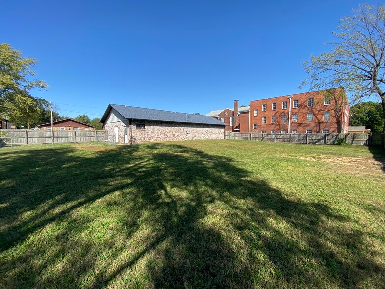 More Photos Of 2228 W College St, Springfield Veterinarian Kennel For Sale