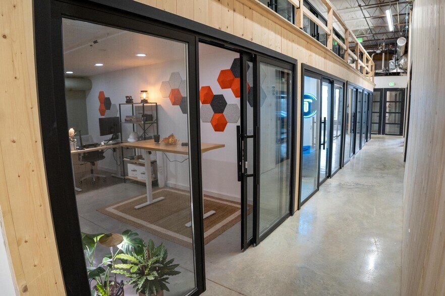 More Photos Of 600 S 1st St, Rogers Warehouse For Lease