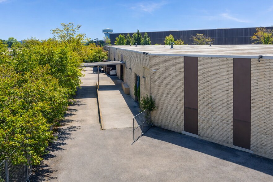 More Photos Of 70 Somerset Ave, Hicksville Warehouse For Lease