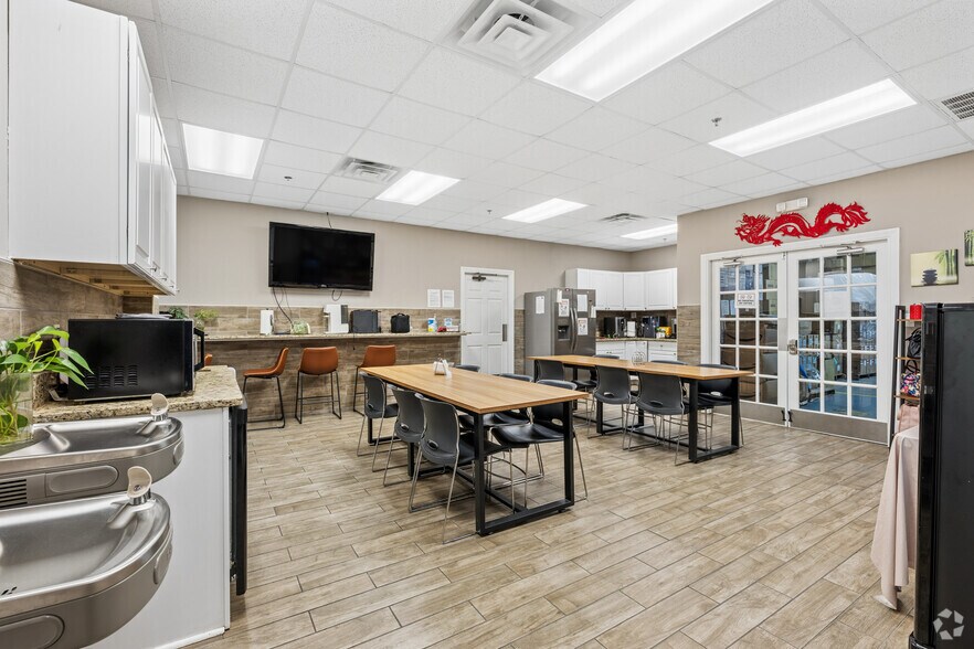 More Photos Of 2470-2480 Industrial Park Blvd, Cumming Warehouse For Sale