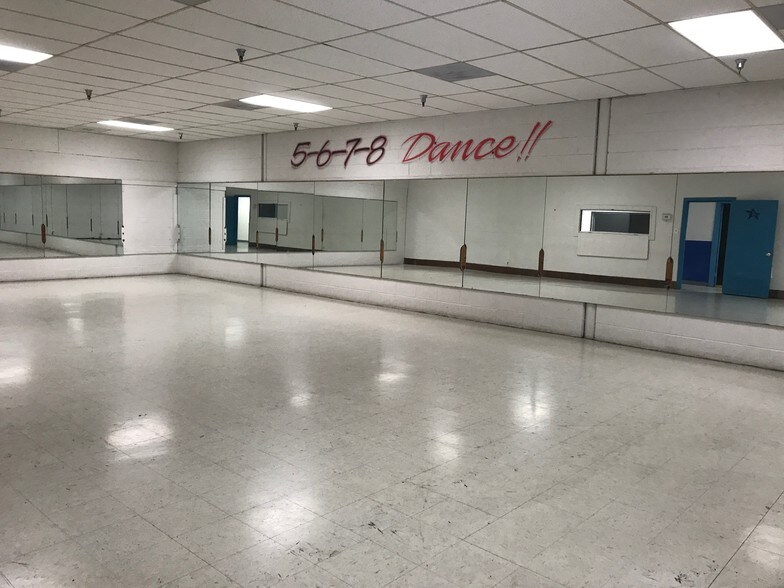 More Photos Of 109 Post Office Rd, Waldorf Flex For Lease