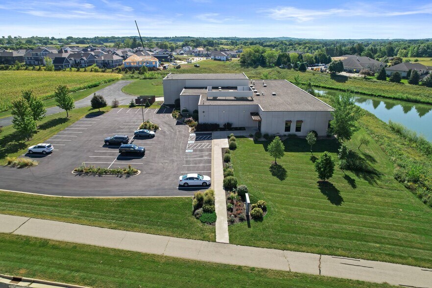 More Photos Of 1071 Uniek Dr, Waunakee Flex For Sale