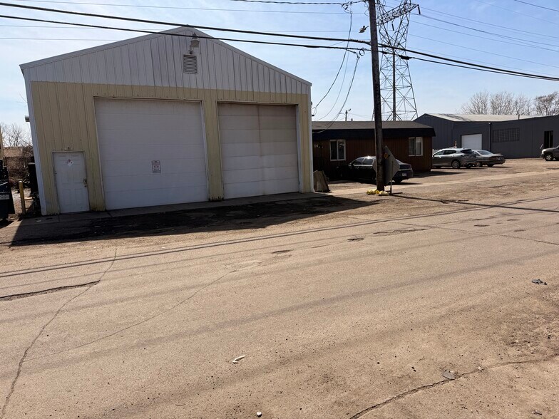 More Photos Of 14 Acker St W, Saint Paul Auto Repair For Lease