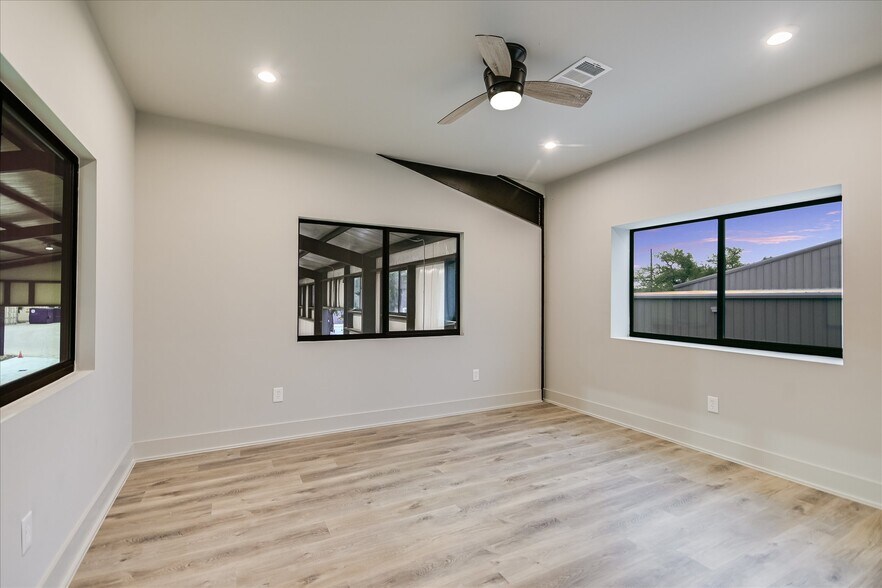 More Photos Of 15210 Fitzhugh Rd, Austin Warehouse For Sale