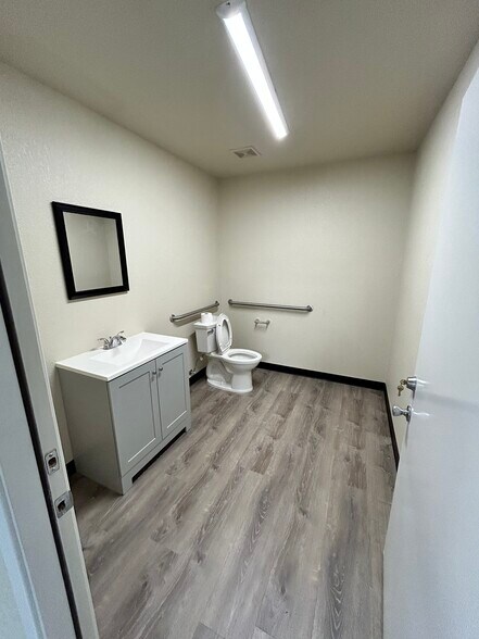 More Photos Of 6890 Hudson Village Crk, Kennedale Flex For Lease