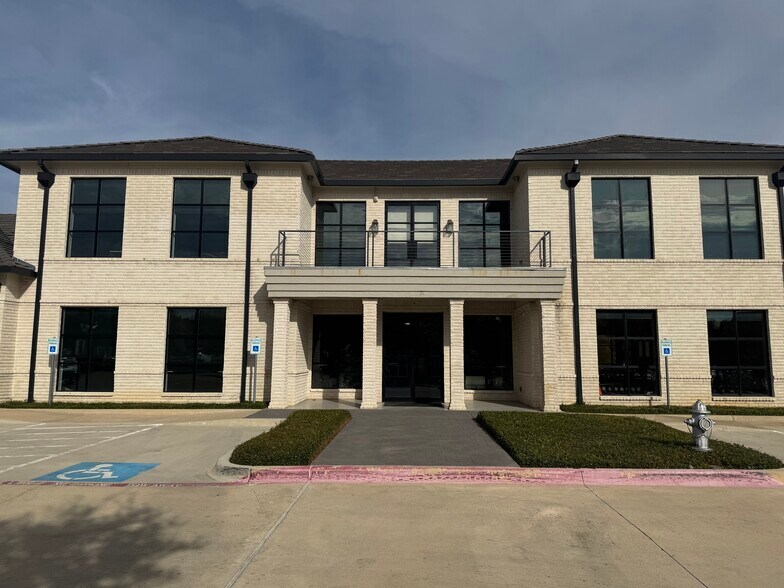 More Photos Of 8739 Davis Blvd, Keller Medical For Lease