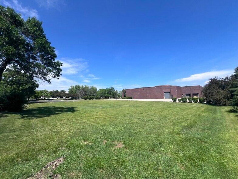 More Photos Of 600 Heathrow Dr, Lincolnshire Industrial For Lease