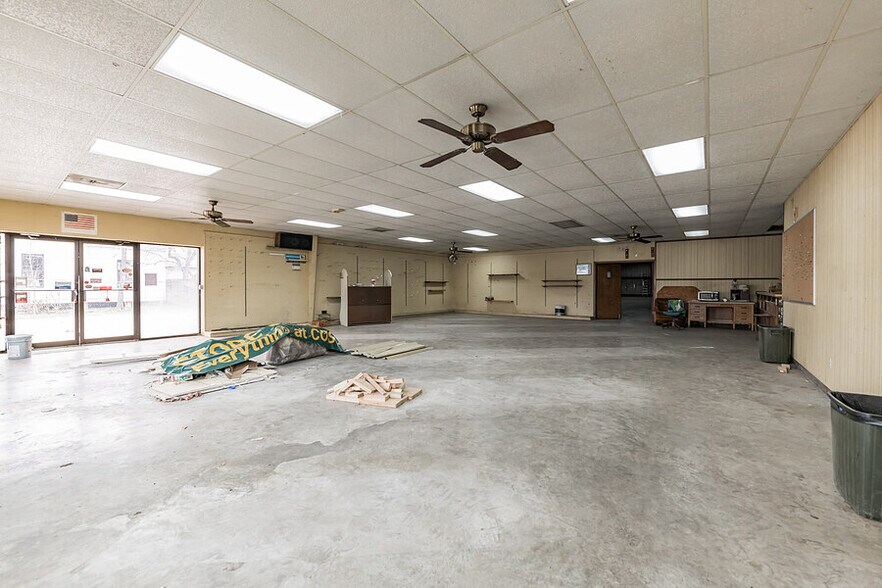 More Photos Of 704 W University Ave, Georgetown Light Distribution For Lease