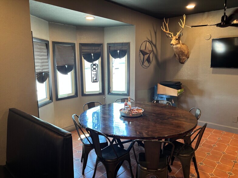 More Photos Of 140 E 12th St, Imperial Restaurant For Sale