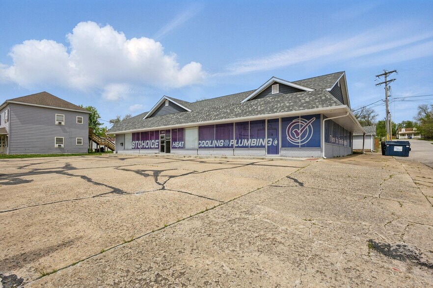 More Photos Of 581 E Cherry St, Troy Freestanding For Sale