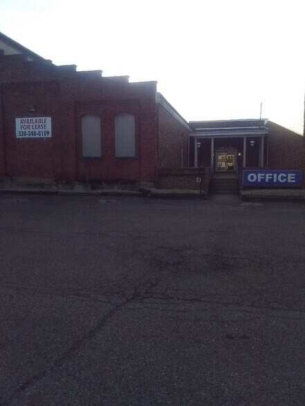 More Photos Of 714 Kaderly St NW, New Philadelphia Warehouse For Lease