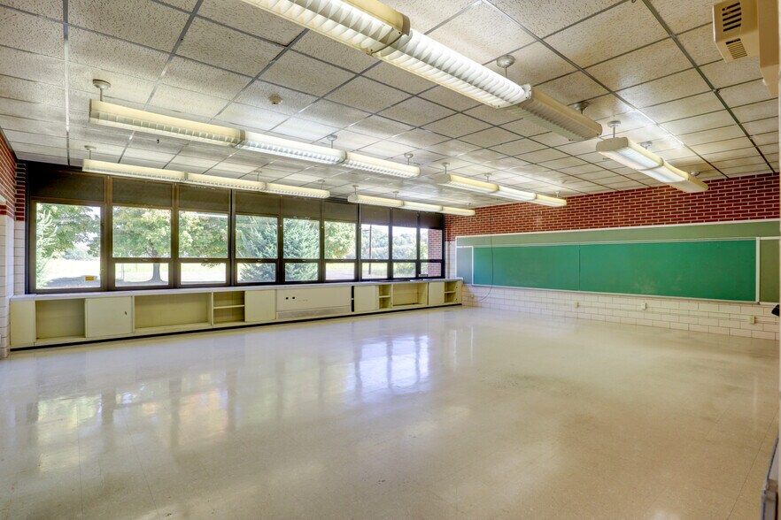 More Photos Of 4960 Hill Rd, Kennedy Schools For Lease