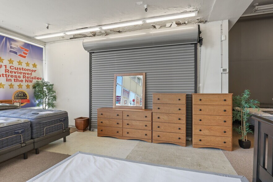 More Photos Of 175 SE Baseline St, Hillsboro Showroom For Sale