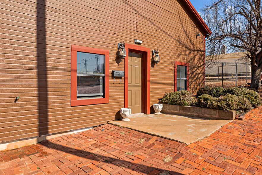 More Photos Of 410 W Harrison Ave, Guthrie Freestanding For Sale