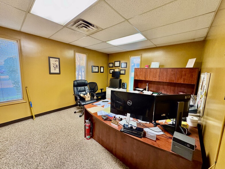 More Photos Of 3822 Victory Ave, Louisville Warehouse For Lease