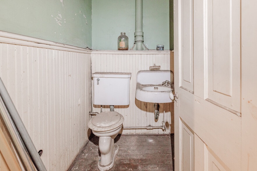 More Photos Of 217 W Lamar St, Americus General Retail For Sale