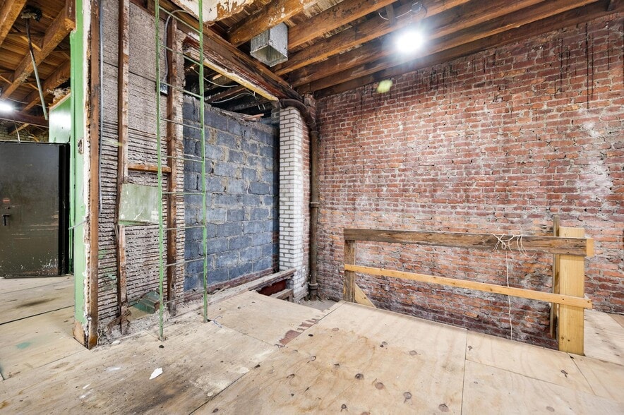 More Photos Of 1539 Covert St, Ridgewood Warehouse For Lease