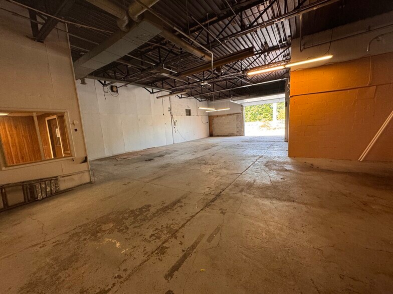 More Photos Of 19 Silver St, Rochester Distribution For Sale