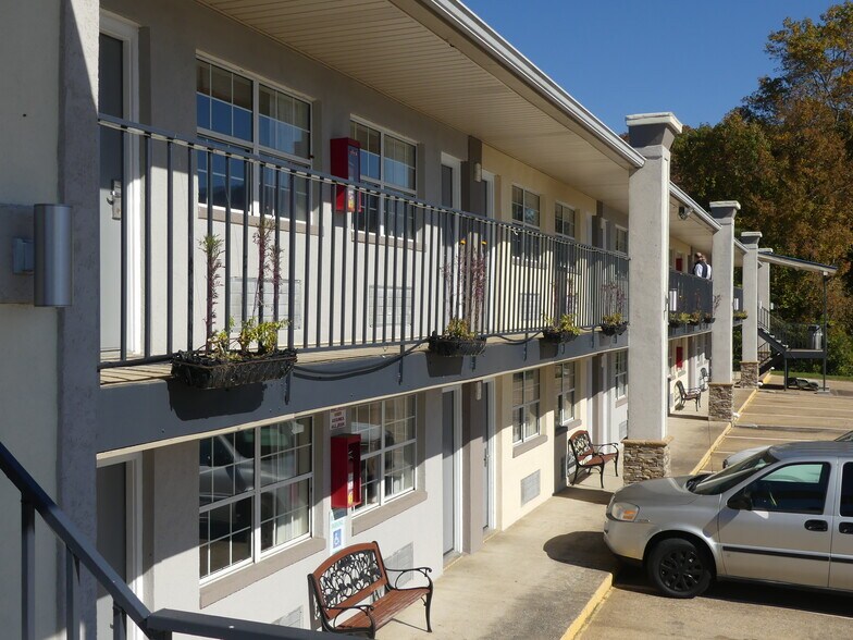 More Photos Of 3655 Cummings Hwy, Chattanooga Hotel For Sale