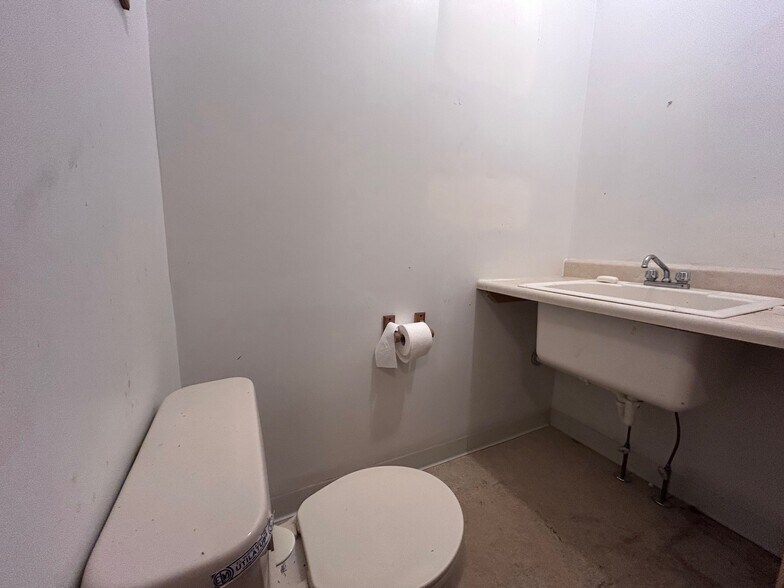 More Photos Of 633 N Morton St, Bloomington Research And Development For Lease