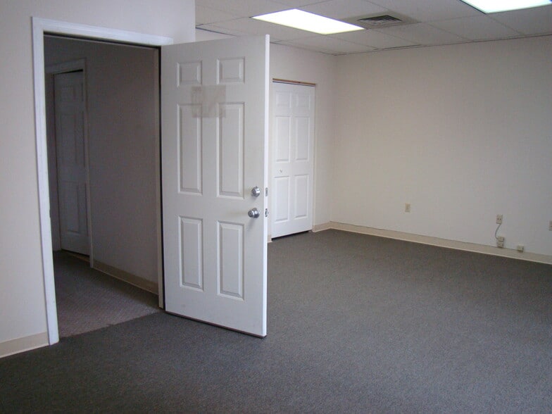 More Photos Of 619 W Main St, Carnegie Flex For Lease
