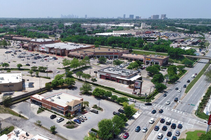 More Photos Of 6400 Skillman St, Dallas Bank For Lease