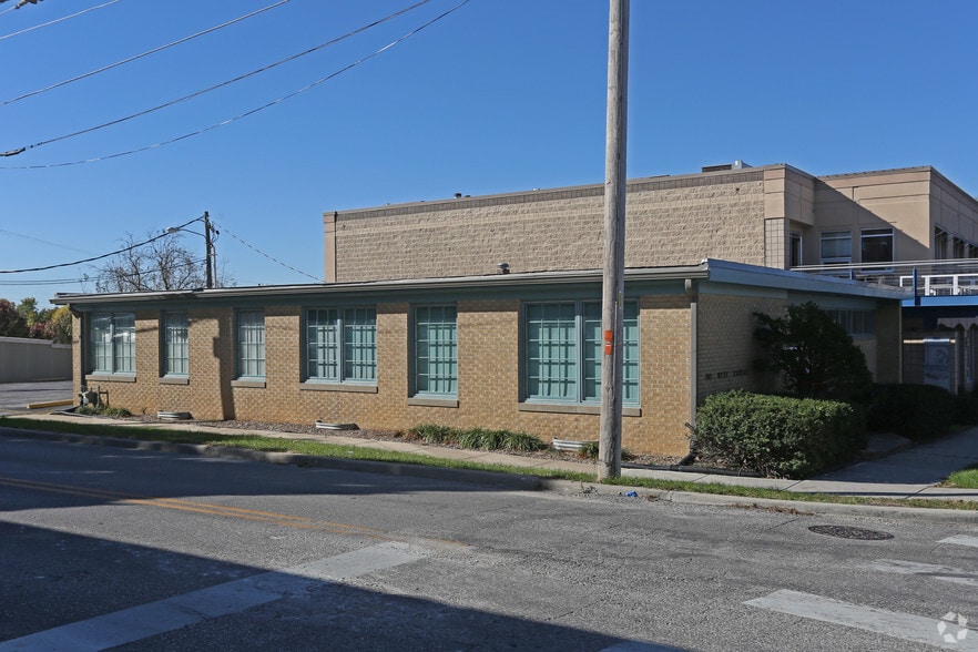 Primary Photo Of 101 W Kansas St, Liberty Medical For Sale